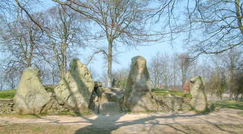 Photo of the entrance to Wayland's Smithy, a Neolithic long barrow situated less than 3km away from the White Horse. 